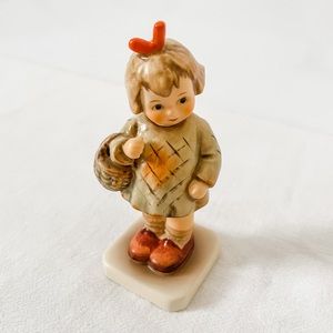 COPY - Girl “I Brought You A Gift” Hummel